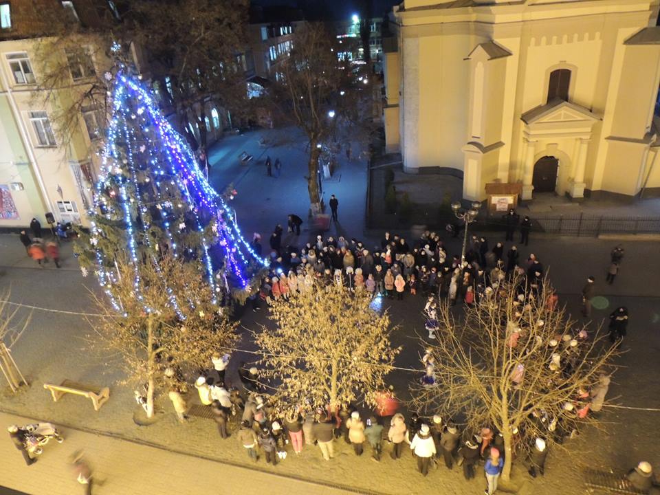 У Бергові запалили вогні на центральній  новорічній міській ялинці (ФОТО)