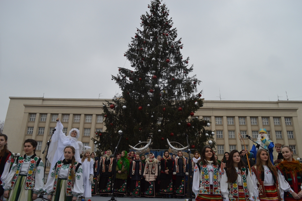 Головна ялинка Закарпаття засяяла новорічними вогнями (ФОТО)