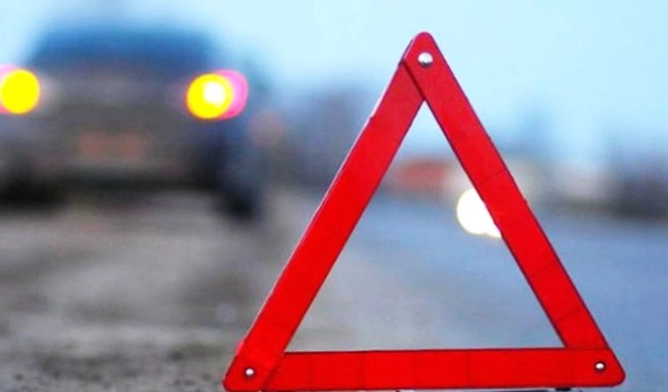 В Ужгороді "Шкода", щоби не зіткнутися в "Ауді", влетіла в паркан ліцею