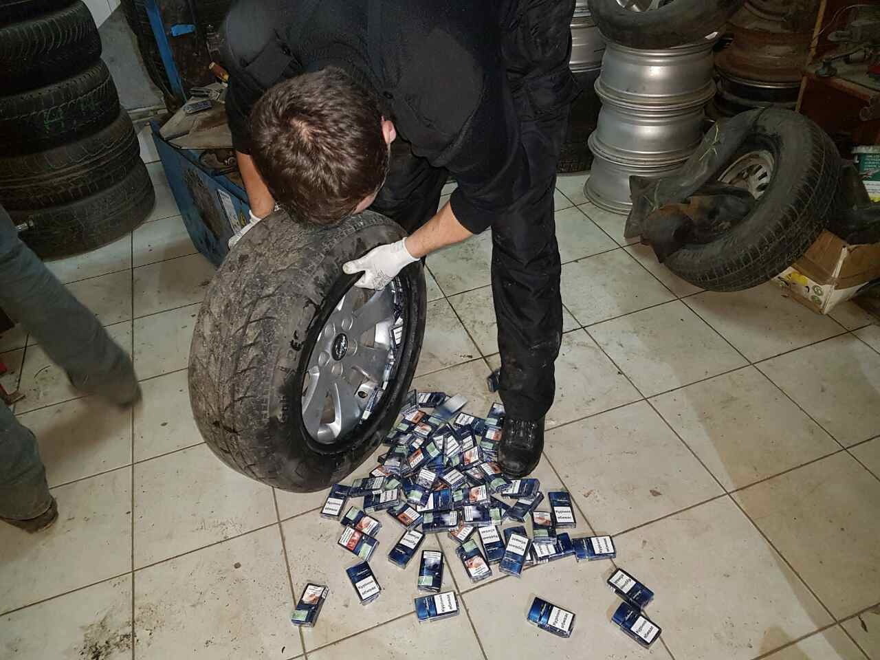 На Закарпатті в тайниках "Опеля" угорця знайшли контрабандні сигарети (ФОТО)