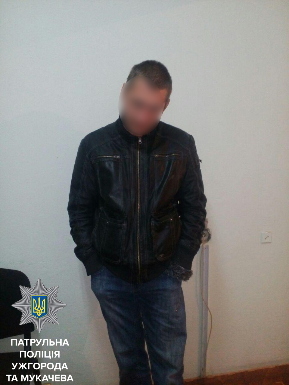 В Ужгороді чоловік погрожував дівчині-бармену зброєю (ФОТО)