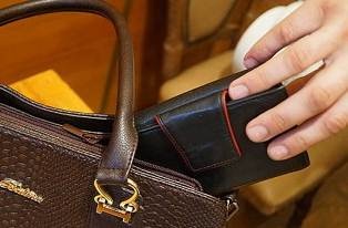 Із сумочки ужгородки на ринку вкрали 1 тис доларів і 4 тис гривень
