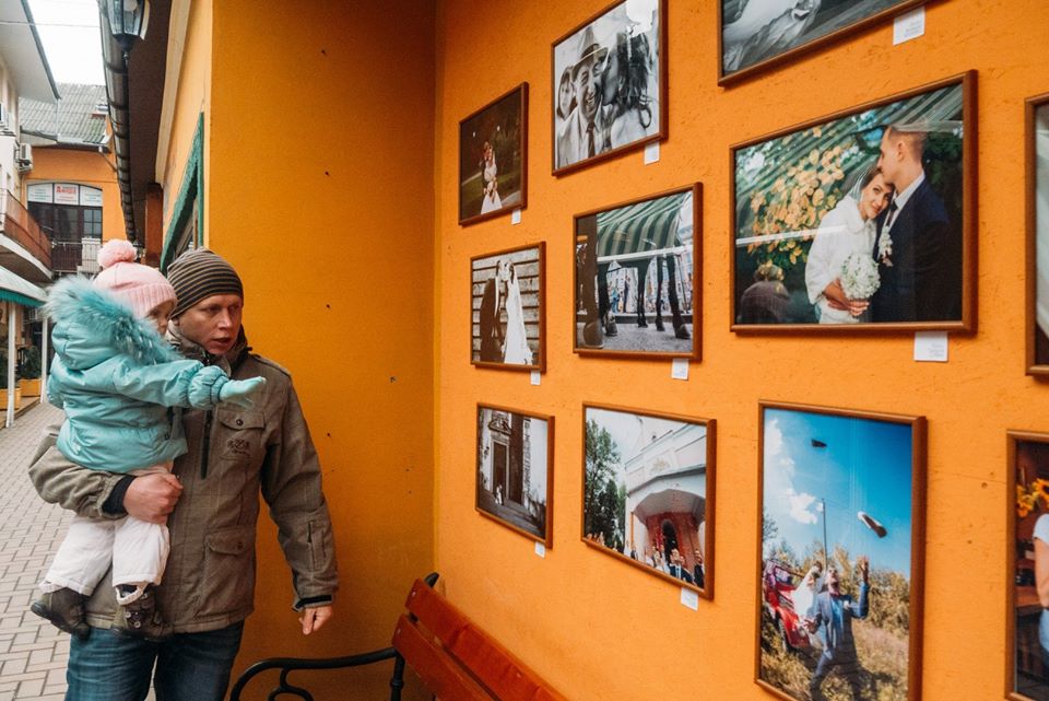 В Ужгороді до Дня всіх закоханих відкрили "весільну" фотовиставку (ФОТО)