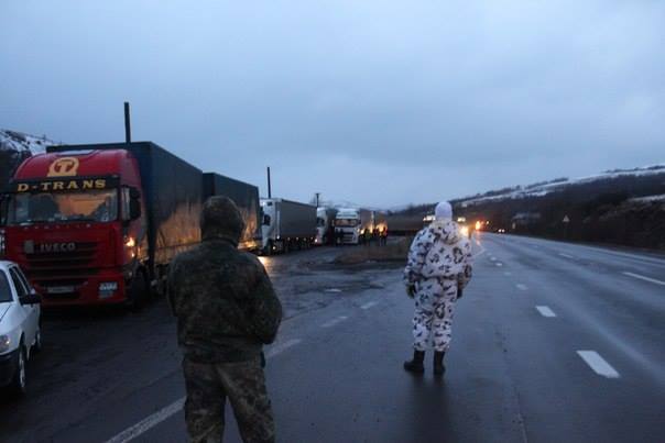 У відповідь на половинчасте рішення уряду "ведмежа блокада" чекає на патріотичну позицію до вечора вівторка
