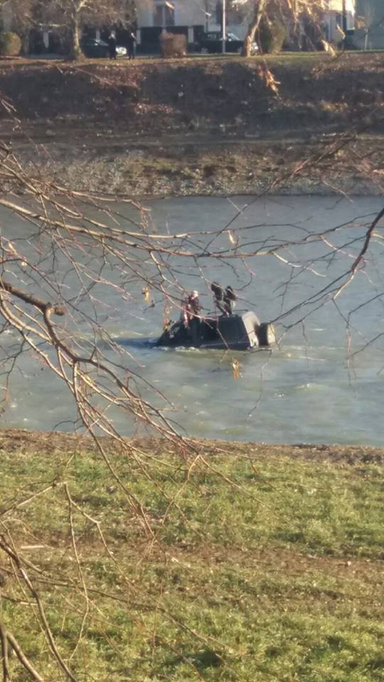 В Ужгороді посеред річки застрягло авто (ФОТО, ВІДЕО)