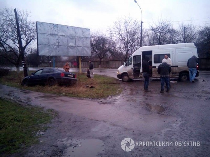 На виїзді з Ужгорода "Фольксваген" після зіткнення з мікроавтобусом вилетів у кювет (ФОТО)