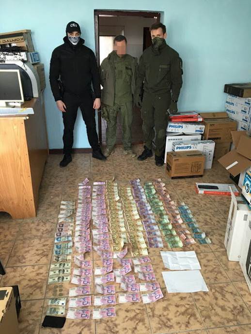 На Закарпатті затримали старшого зміни прикордонного наряду з "чорною" касою нічної зміни за контрабанду (ФОТО)