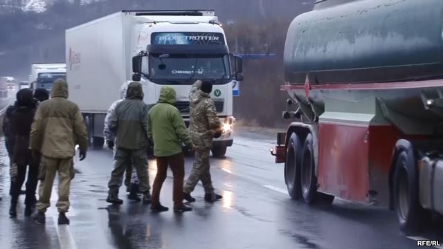 "Ведмежу блокаду" її організатори наразі не завершують. Стаціонарні пости трансформували у мобільні