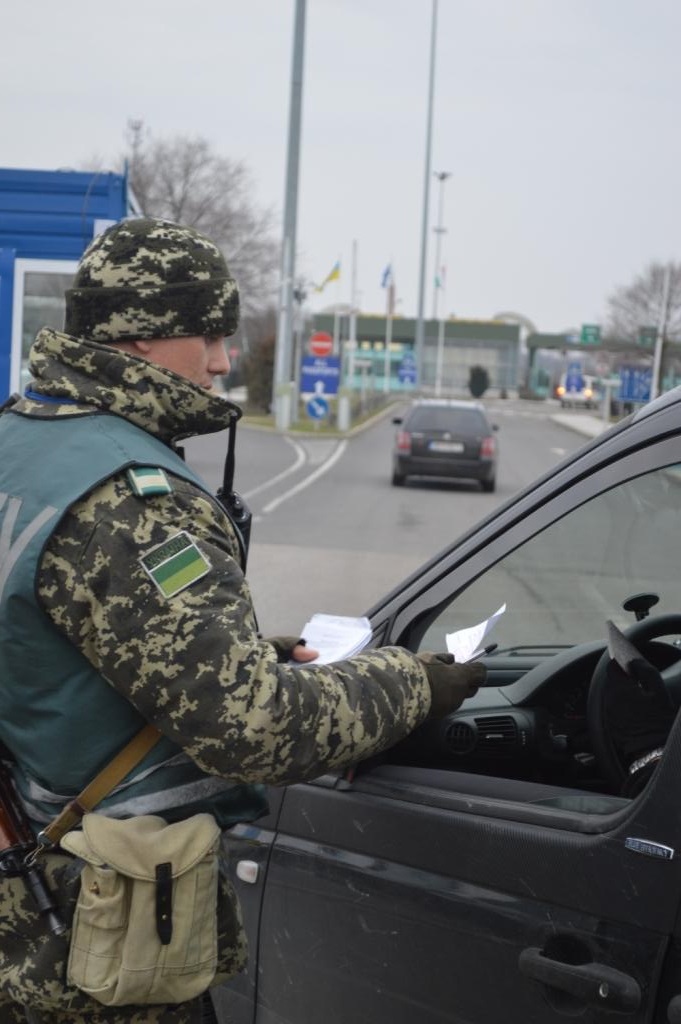 На Закарпатті опитали подорожувальників щодо якості роботи прикордонників (ФОТО, ВІДЕО)