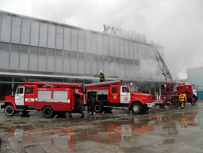 Пожежу в універмазі "Україна" в Ужгороді локалізовано – У ДСНС (ОНОВЛЕНО, ФОТО)