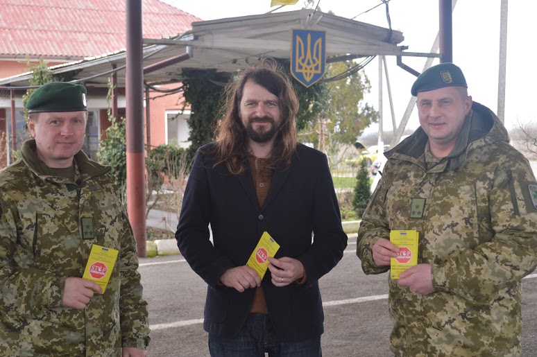 На Закарпатті прикордонники разом із лідером гурту "Рокаш" роздавали антикорупційні флаєри (ФОТО)