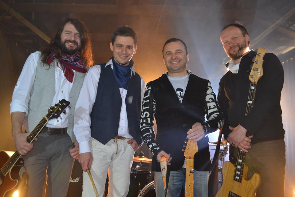Мукачівський гурт "Рокаш" роково переспівав "Хвилі" Віктора Павліка і відзняв із музикантом спільний кліп (ВІДЕО)