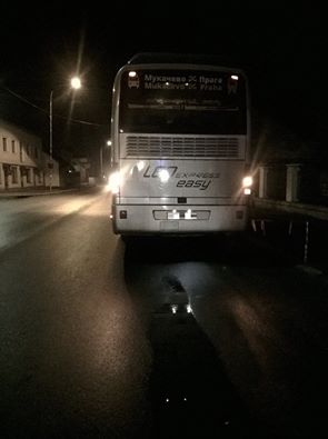 Водій автобуса Мукачево-Прага позбувся прав за перевезення пасажирів на заборонений сигнал через залізничний переїзд