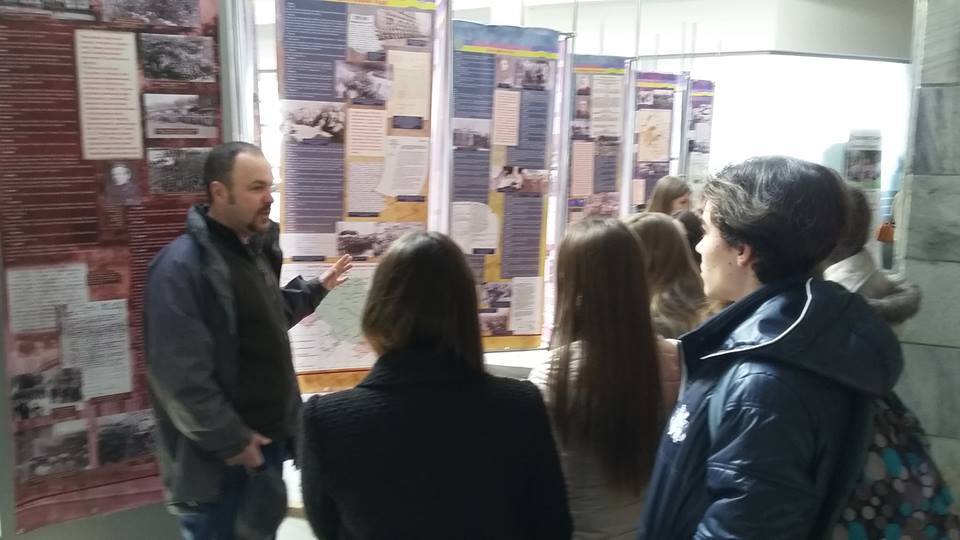У фойє УжНУ до кінця робочого тижня працює мобільна виставка "Народна війна" (ФОТО)