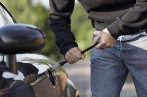 У Тернополі мешканця Закарпаття звинувачують у спробі викрадення старенького "Москвича"
