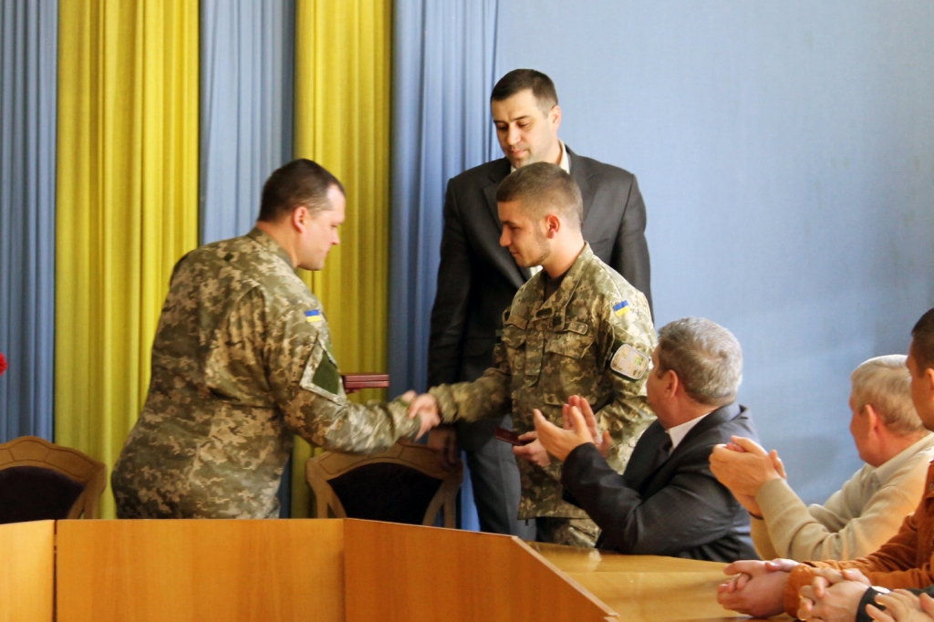 У Виноградові двом воякам АТО вручили медалі "Захиснику України"(ФОТО)