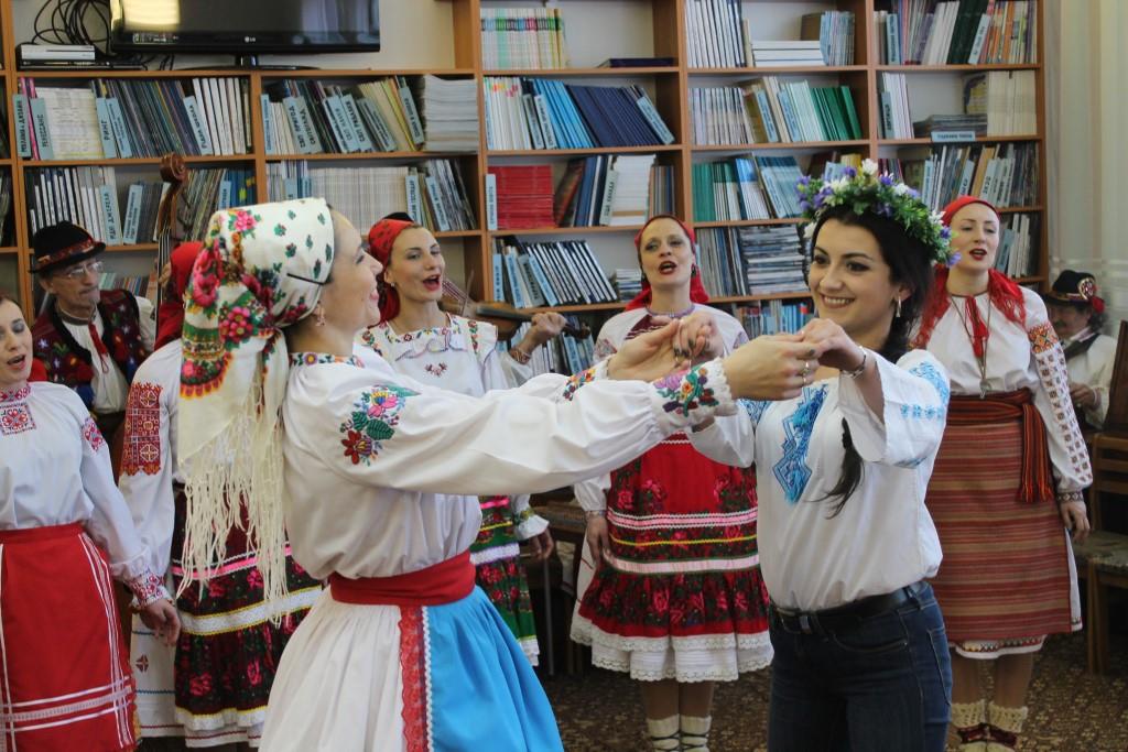 У головній книгозбірні Закарпаття презентували три книжки під пісні і танці ансамблю "Ужгород" (ФОТО)