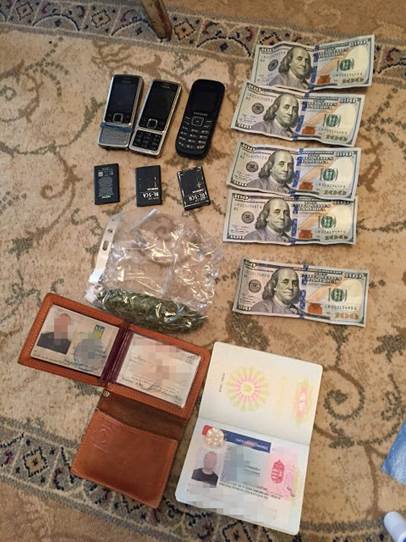 На Закарпатті за "дахування" контрабандного каналу на хабарі в 270 тис грн і з марихуаною затримали прикордонника  