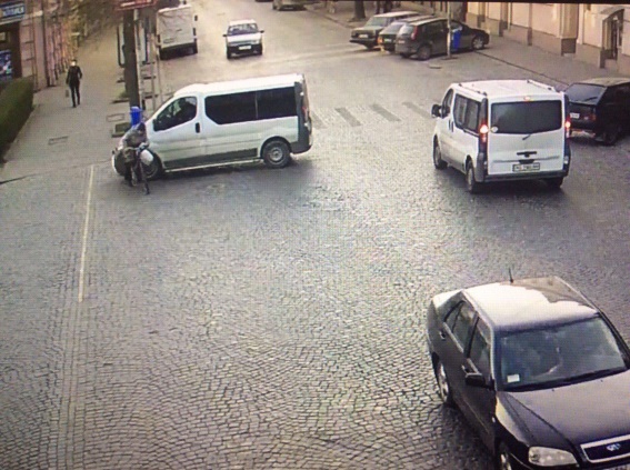 У Мукачеві водій "Опеля", зачепивши велосипедистку, поїхав геть