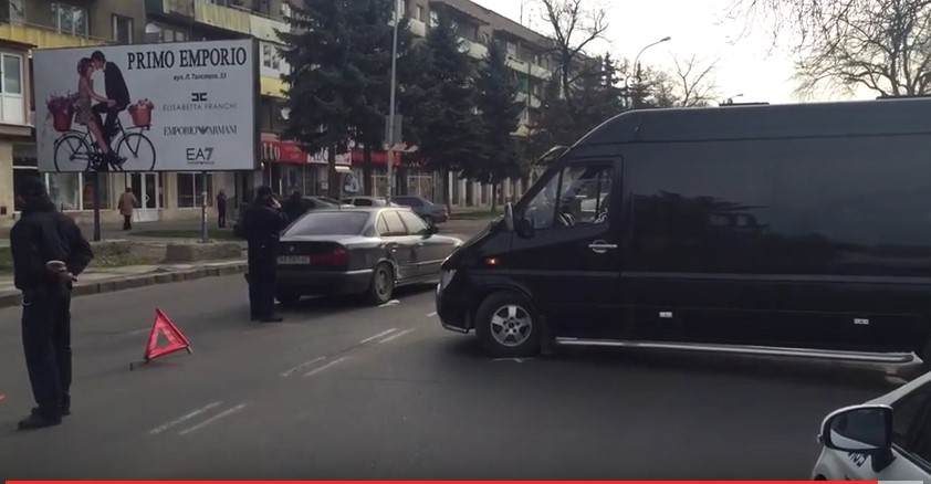 В Ужгороді на Льва Толстого мікроавтобус протаранив БМВ (ВІДЕО)