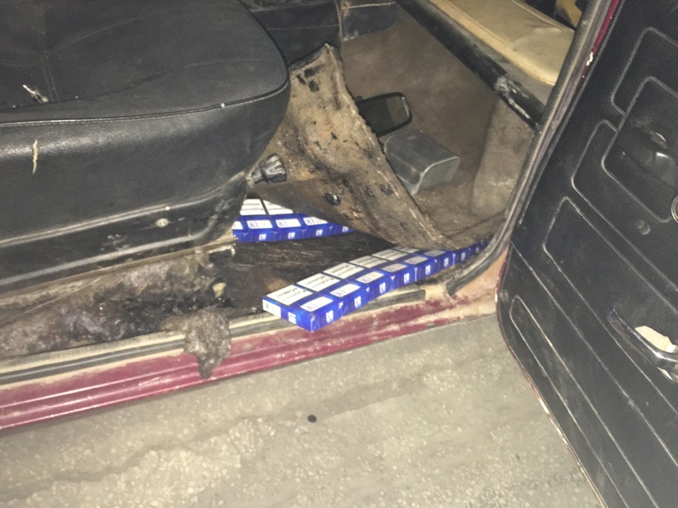На Закарпатті на митниці вилучили ВАЗ із 270 пачками сигарет під обшивкою та в днищі (ФОТО)