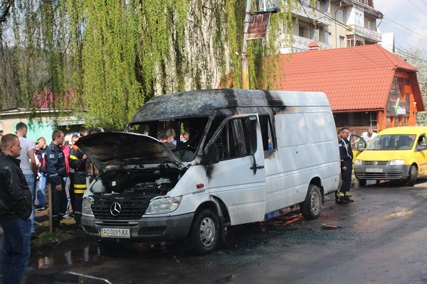 У центрі Дубового горів "Мерседес Спринтер" (ФОТО)