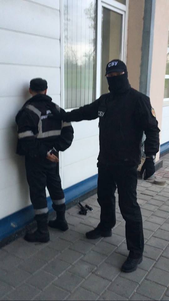 Прикордоннику, якого затримали на Закарпатті за одержання хабарів, загрожує 10 років в'язниці