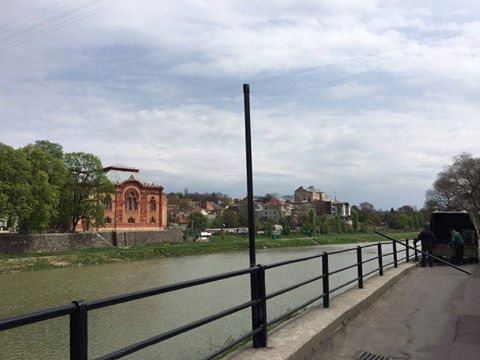Біля пішоходного мосту в Ужгороді встановлюють вуличні ліхтарі у стилі "ретро"