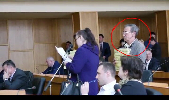 "Протестувальників" з плакатами в Ужгородській міськраді наймав "дерибанщик" від "Відродження", а "обслуговував" Іван Волошин (ФОТО, ВІДЕО)
