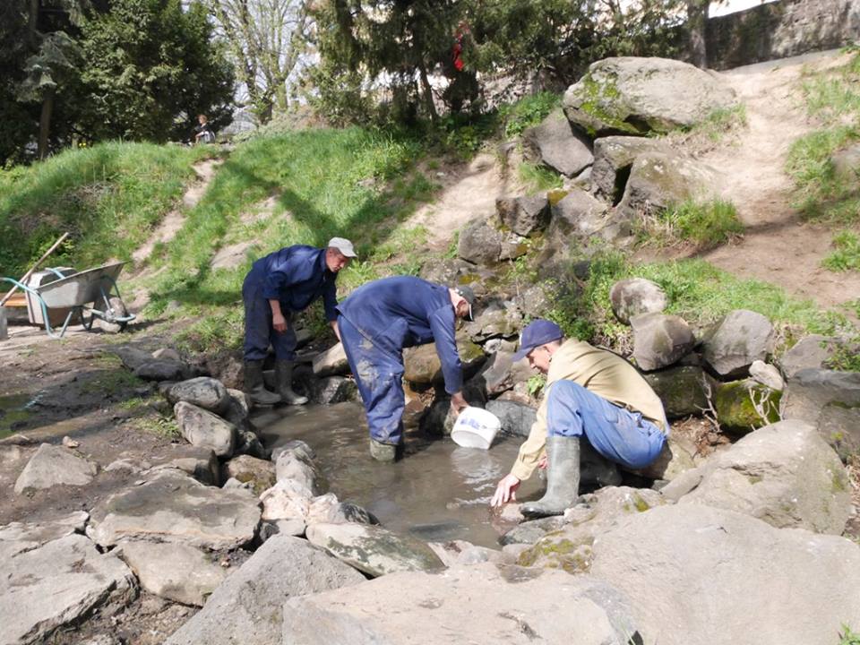 ФОТОФАКТ. В Ужгороді після зими запрацював водограй в альпінарії