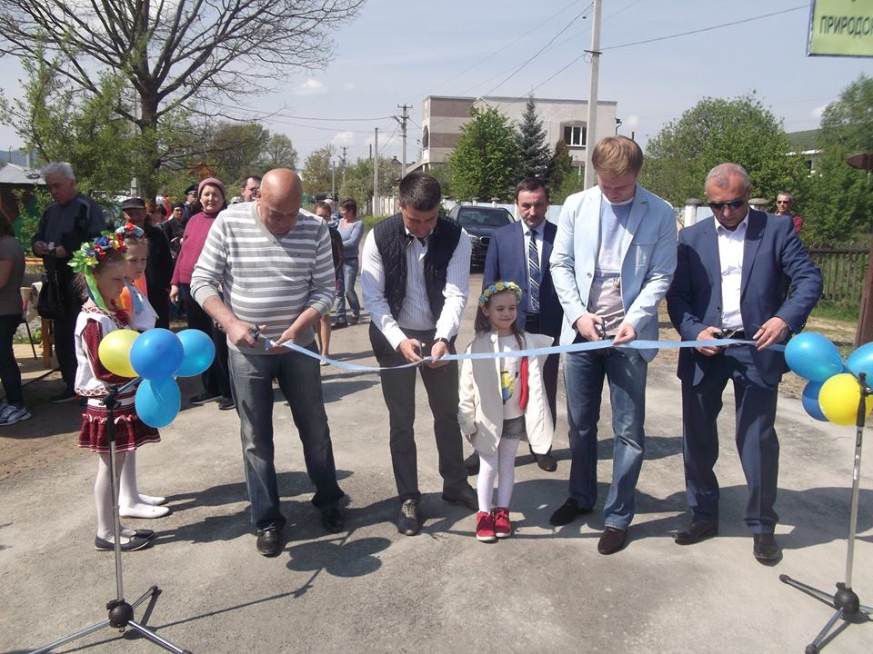 На Хустщині відкрили оновлену дорогу до Долини нарцисів