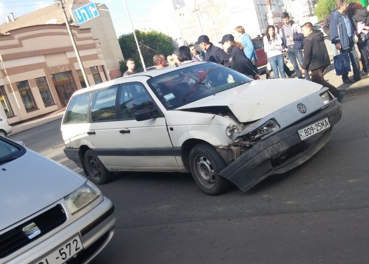 В Ужгороді п'яний водій з п'яними пасажирами і дитиною в салоні збивав все на своєму шляху (ФОТО, ВІДЕО)