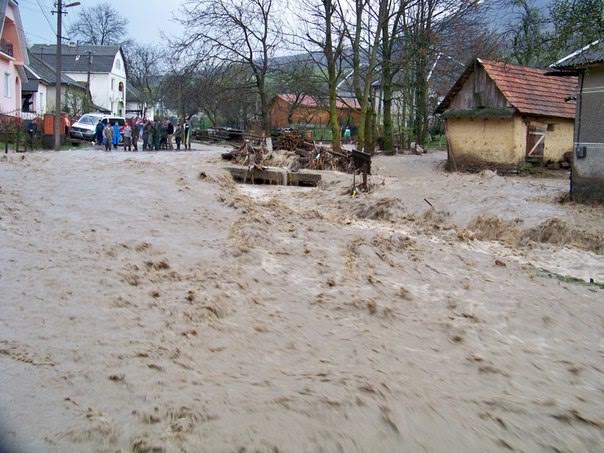 ФОТОФАКТ. У Родниковій Гуті на Свалявщині через зливу є руйнування