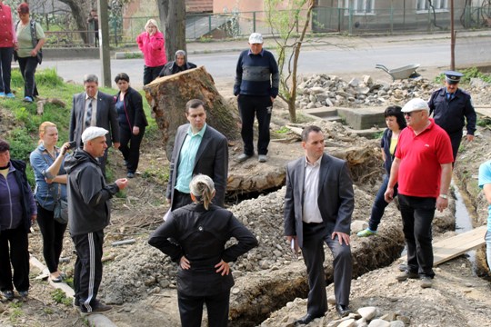 У Великій Копані на Виноградівщині, вимагаючи водопостачання, селяни перекрили дорогу
