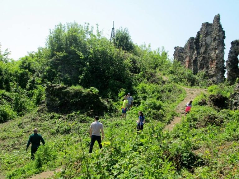 У Хусті прибирали на Замковій горі (ФОТО)