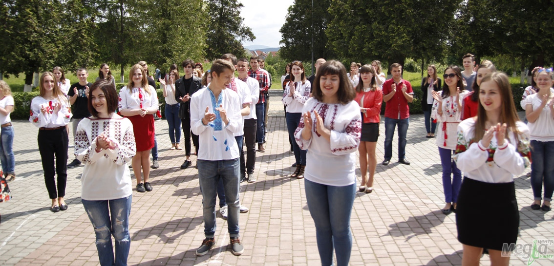 Філологи УжНУ "вишили" на БАМі восьмикутну зірку – камертон життя для українців (ВІДЕО)