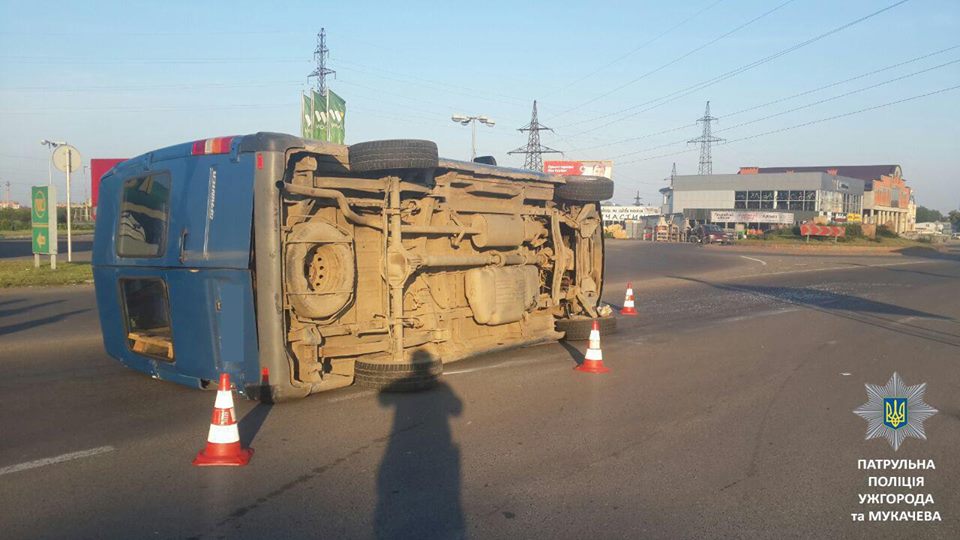 На Закарпатті розшукують водія, що полишив перекинутий після ДТП "Мерседес" на дорозі, а сам забрався геть (ФОТО)