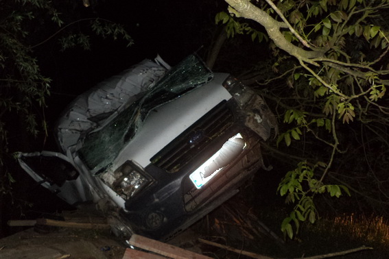 Мешканець Золотарева загинув, врізавшись на "Форді" в дерево на узбіччі (ФОТО)
