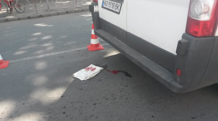 В Ужгороді з'ясовують, хто погрожує батькові смертельно збитого на "зебрі" 4-річного хлопчика (ВІДЕО)