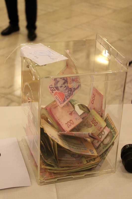 У фейсбуківській спільноті Рагу.лі постібалися з "європейського" балу Москаля (ФОТО)