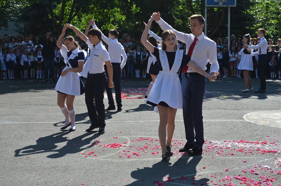 Майже півтисячі мукачівських випускників сьогодні прощалися зі школою (ФОТО)