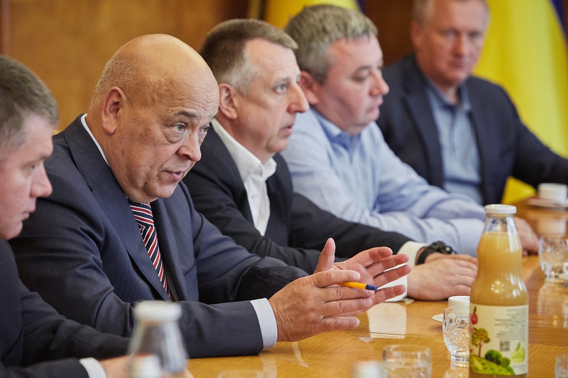 Закарпатський "губернатор" від БПП Москаль у компанії з політиками з "Відродження" вирішували питання "підтримки економіки області"