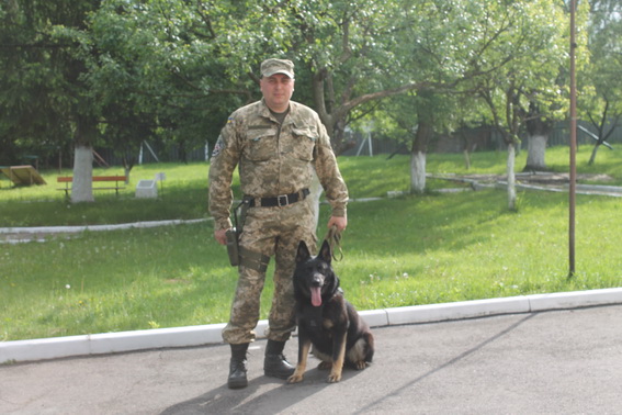 Троє закарпатських кінологів з собаками відправилися на ротацію в Сєверодонецьк (ФОТО)