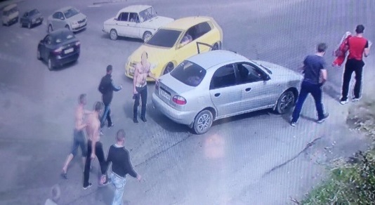 У Виноградові компанія напідпитку вчинила бійку посеред проїжджої частини (ФОТО)