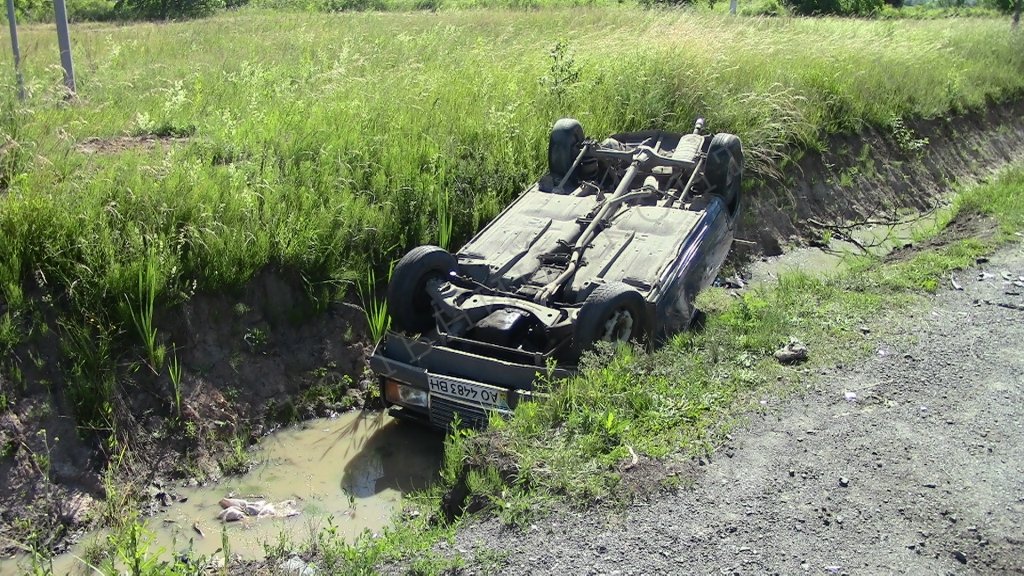 На в'їзді в Ужгород "Тойота" влетіла у ВАЗ, перекинувши його в кювет. Постраждалих шпиталізовано (ФОТО)