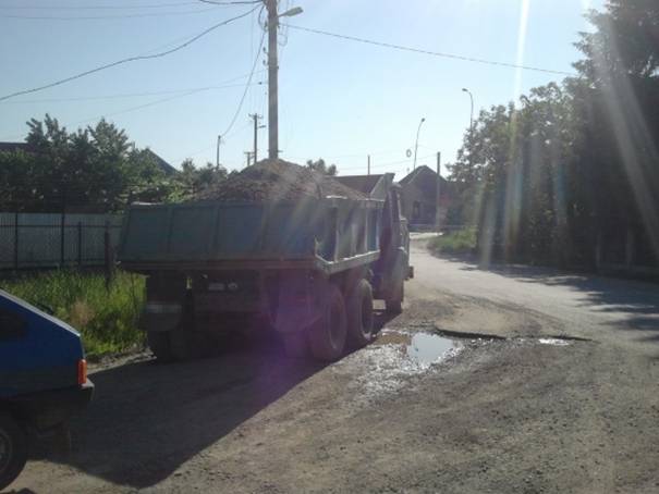 Неподалік Сторожниці затримали 3 вантажівки із краденим гравієм