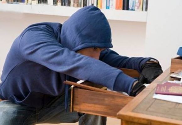 Пояснюючи шахраям шлях до лікарні в Ужгороді, пенсіонерка відтак повела їх "зичити" гроші на лікування до себе додому