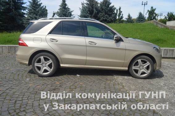 В Ужгороді виявили "Мерседес", що з 2013 року розшукується Інтерполом як викрадений (ФОТО)