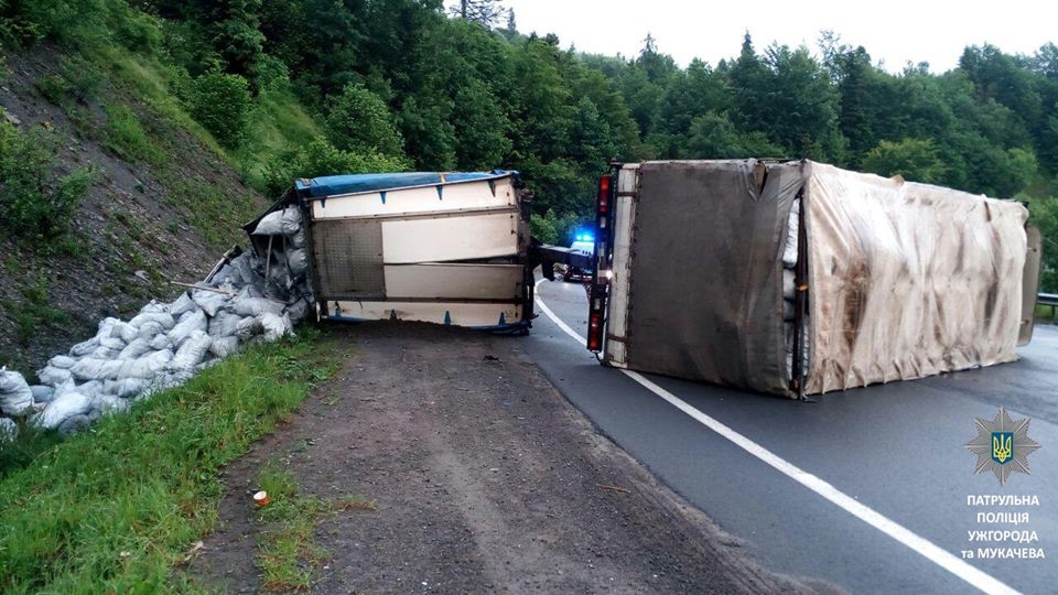 На Закарпатті на слизькій автотрасі перекинулася вантажівка, перекривши проїжджу частину (ФОТО)