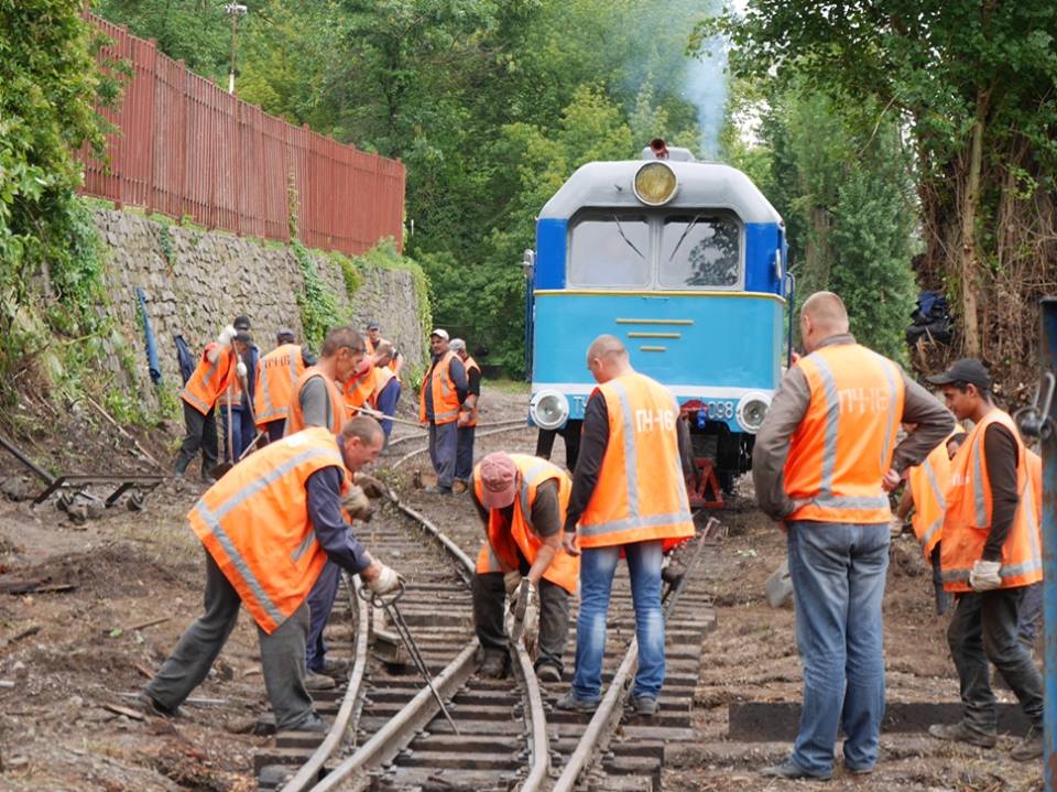 ФОТОФАКТ. Ужгородську дитячу залізницю приводять до ладу: оновлюють колії, готують до фарбування вагони 